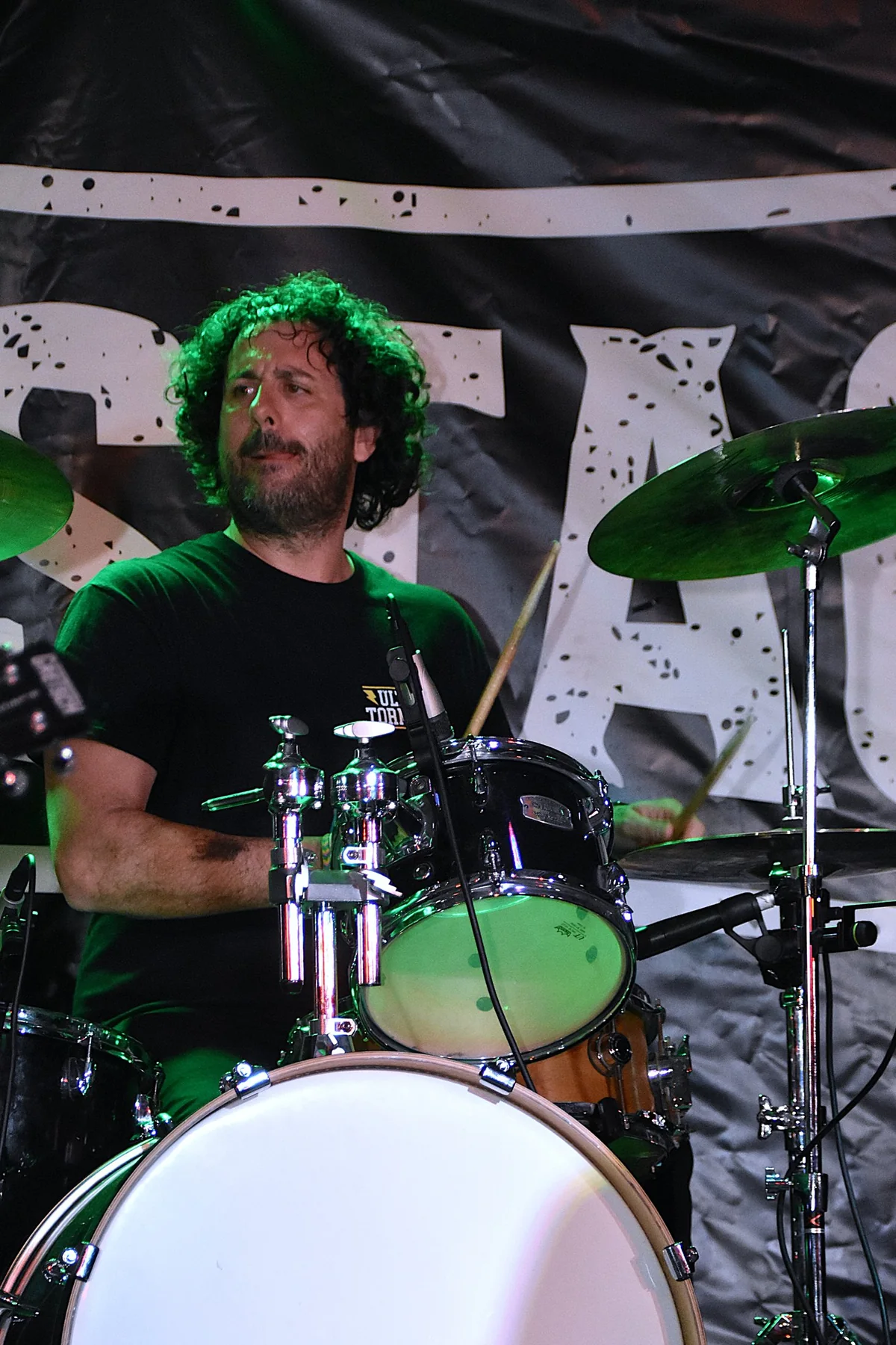 Rudi tocando la batería