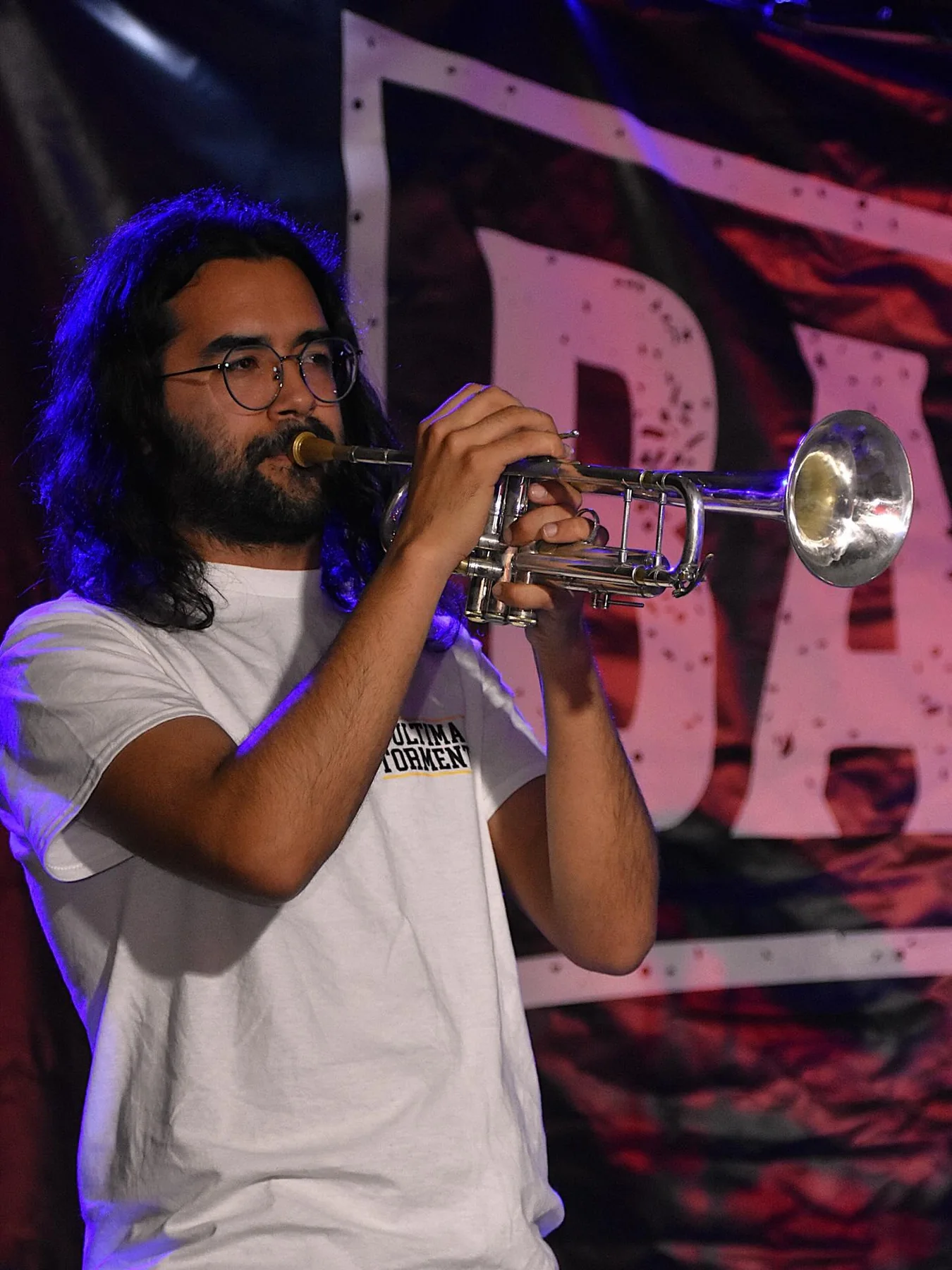 Camilo tocando la trompeta