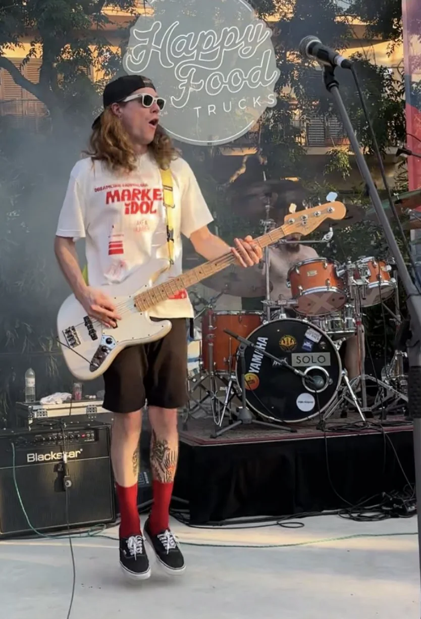 Chori tocando el bajo en directo