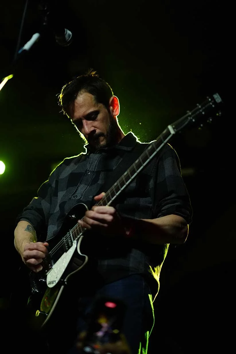 Nico tocando la guitarra
