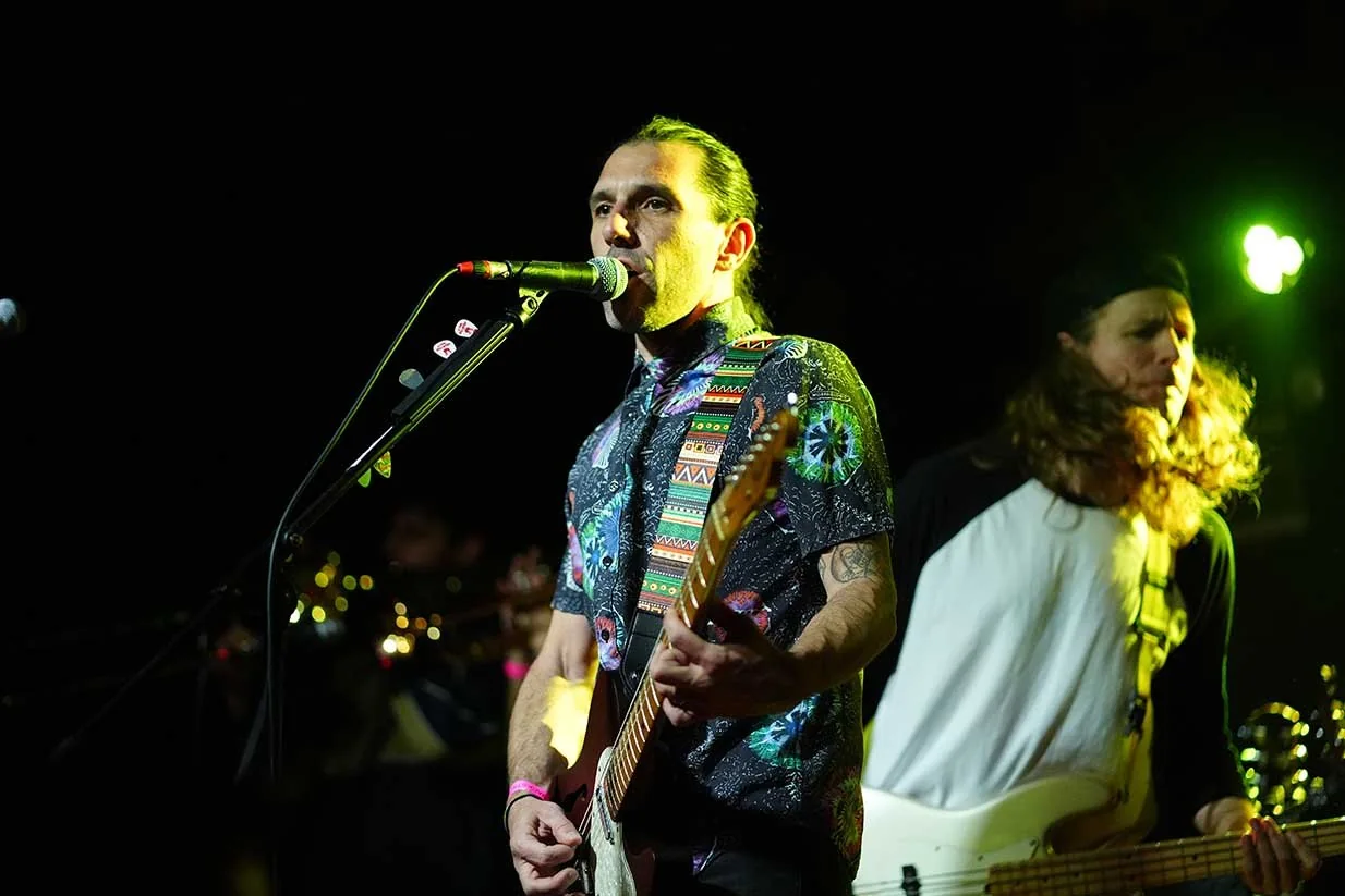 Voz y guitarra de Última Tormenta en directo